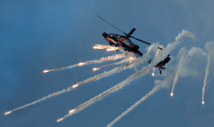 1_Apache-throwing-flares